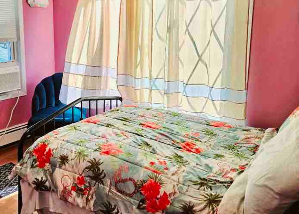 Getaway to  charming room in a centrally located and walkable Queens neighborhoo New York, NY Home in Queens · ★4.79 · 1 bedroom · 1 bed · 1 shared bath Private room in home vacation rental 782158354276327003