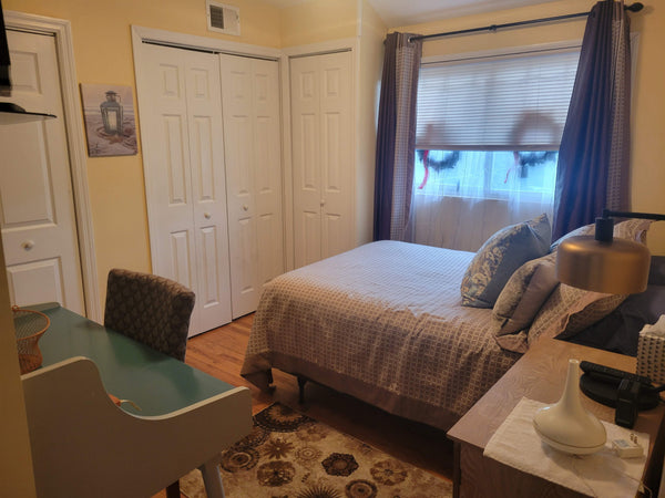 This room can sleep two with a double bed. There is cable TV and WiFi. There is  New York, NY Guest suite in Staten Island · ★4.50 · 2 bedrooms · 1 bed · 1 bath Private room in guest suite vacation rental 712127