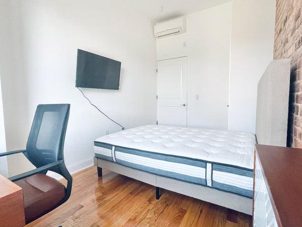 Furnished room, 2 HUGE closets, new hardwood floor, in a 4 bedroom, 2 bathroom,  New York, NY Serviced apartment in Queens · 1 bedroom · 2 shared baths Private room in serviced apartment vacation rental 51343758
