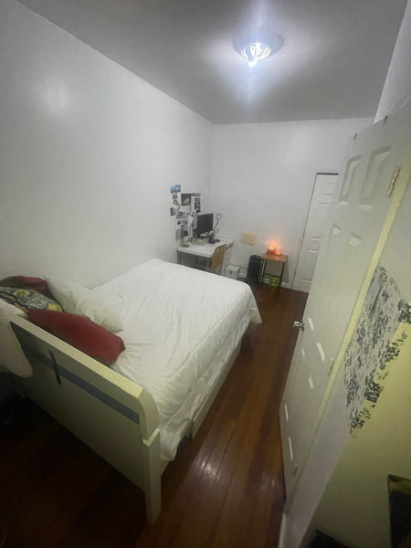 Comfortable place to stay. Only a few blocks away from Train Station and Bus Ter  Rental unit in Queens · ★3.67 · 1 bedroom · 1 bed · 1 private bath Private room in rental unit vacation rental 746069037672718450