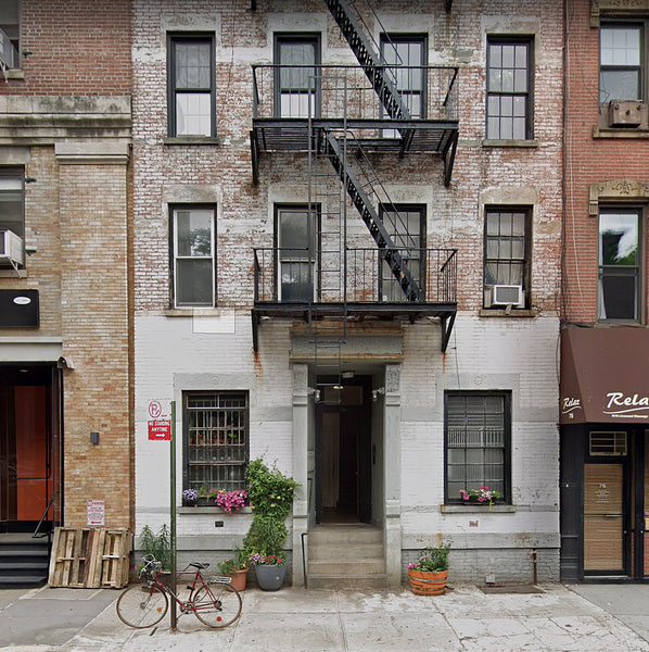 Location is EVERYTHING in this quintessential West Village apartment steps to fa New York, NY Rental unit in New York · 1 bedroom · 1 bed · 1 shared bath Private room in rental unit vacation rental 40307183
