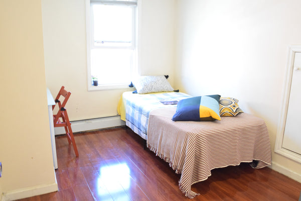 This apartment is located in Jackson Heights Queens.<br /> It is about 25min awa New York, United States Townhouse in Queens · 1 bedroom · 1 bed · 1 shared bath Private room in townhouse vacation rental 45851431
