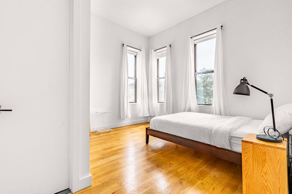 This furnished room is availavle for your rent. This room is available <br />     Rental unit in Queens · 5 bedrooms · 1 bed · 0 shared baths Private room in rental unit vacation rental 772344625496228755