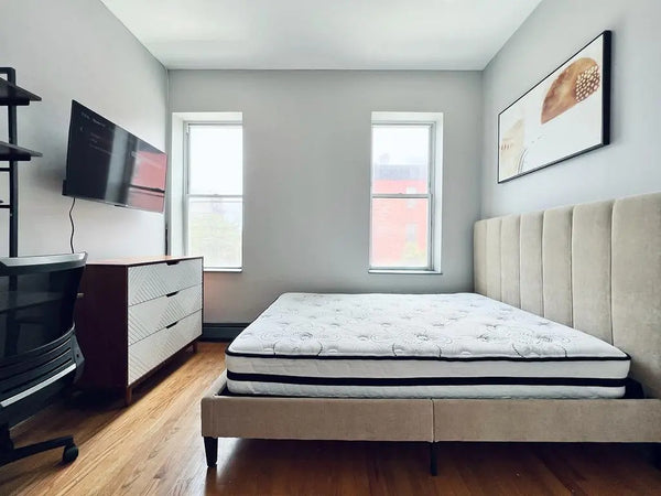 Bright bedroom with high ceiling in Bedstuy, right on Gates Ave and Marcy Ave (2 New York, NY Rental unit in Brooklyn · 4 bedrooms · 1 bed · 2 shared baths Private room in rental unit vacation rental 822309277505612588