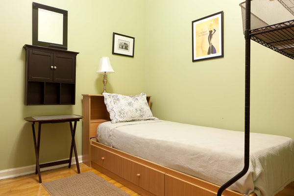 Please be advised that the listing observes a midnight curfew.<br /><br />The ro New York, NY Rental unit in New York · ★4.83 · 1 bedroom · 1 bed · 1 bath Private room in rental unit vacation rental 6348972