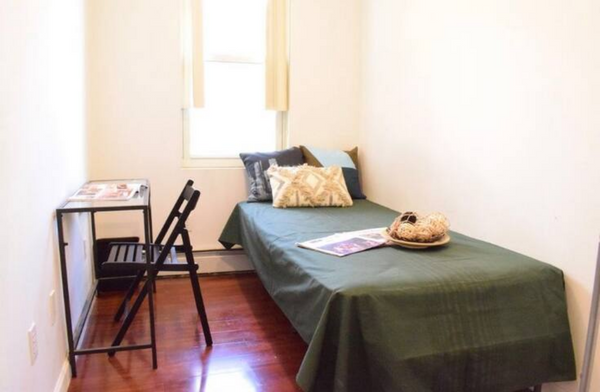 This apartment is located in Jackson Heights Queens.<br /> It is about 25min awa United States Townhouse in Queens · 1 bedroom · 1 bed · 1 shared bath Private room in townhouse vacation rental 736462450819335206