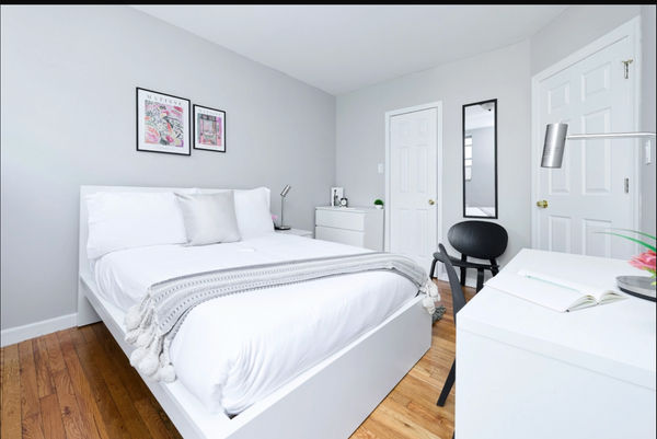 This PRIVATE ROOM is located in Gramercy, a quiet area. Stuyvesant Square Park i New York, NY Rental unit in New York · ★New · 1 bedroom · 1 bed · 2 baths Private room in rental unit vacation rental 1047173141791435883