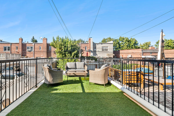 Luxurious King sized duplex with a tranquil outdoor lounge. This beautifully ren  Townhouse in Queens · ★4.63 · 3 bedrooms · 5 beds · 1.5 baths Entire townhouse vacation rental 724986699109722300