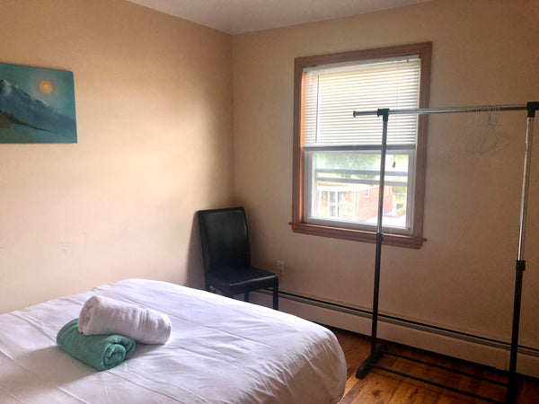 One private bedroom in a 4 bedroom house. Room is located next to living room aw New York, NY Rental unit in Queens · ★4.70 · 1 bedroom · 1 bed · 1 shared bath Private room in rental unit vacation rental 51715205