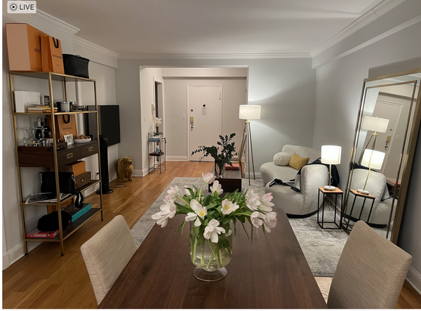 Charming 1-BR apartment centrally located.  Elegant space with oak floors, Frenc Toronto, Canada Rental unit in New York · 1 bedroom · 1 bed · 1 bath Entire rental unit vacation rental 968598106754507577