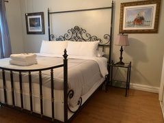 Welcome home to this beautiful home decorated with art work accompanied with pia  Home in Brooklyn · 2 bedrooms · 3 beds · 1 bath Entire home vacation rental 791200059474381820