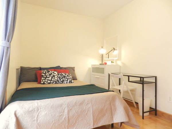 This private room in Astoria, Queens New York is perfect for your first accommod  Rental unit in Queens · 1 bedroom · 1 bed · 1 shared bath Private room in rental unit vacation rental 982372728207541826