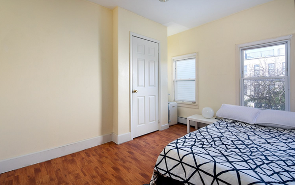 Sunny bedroom with full sized bed, closet and private downstairs bathroom with s New York, NY Rental unit in Brooklyn · ★4.75 · 1 bedroom · 1 bed · 1 shared bath Private room in rental unit vacation rental 4815953