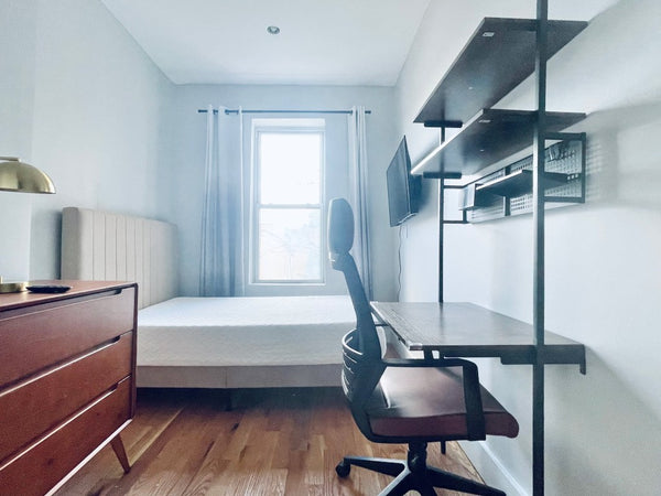 Bright bedroom with high ceiling in prime Clinton Hill / Prime Bedstuy, right on New York, NY Serviced apartment in Brooklyn · 1 bedroom · 1 bed · 1 shared bath Private room in serviced apartment vacation rental 51764004