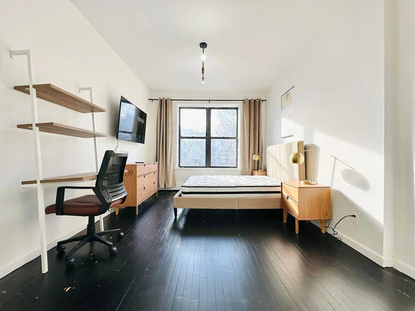 Furnished room with tons of natural light in a 3-bedroom apartment.<br />3 Minut New York, NY Rental unit in Brooklyn · 4 bedrooms · 1 bed · 1 shared bath Private room in rental unit vacation rental 822318420733175843