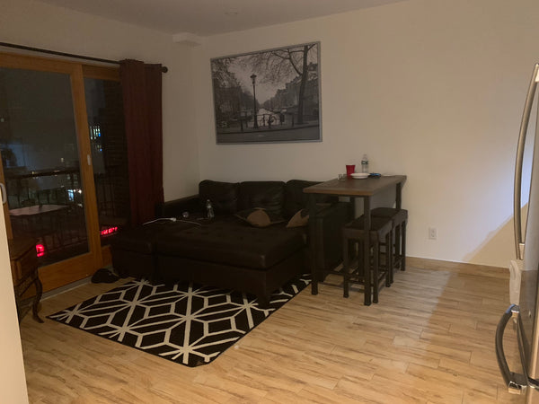 Full one bedroom one bath with large couch in living area. Balcony with table an Denver, CO Rental unit in Queens · 1 bedroom · 1 bed · 1 bath Entire rental unit vacation rental 37210398