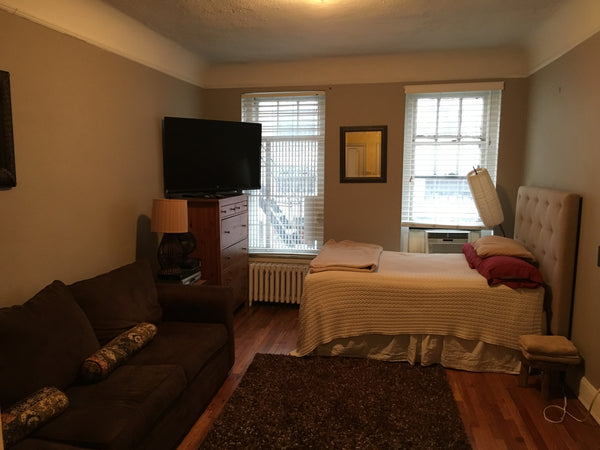 Great location near restaurants, shopping and the subway to get anywhere in the  New York, NY Rental unit in New York · Studio · 1 bed · 1 bath Entire rental unit vacation rental 10065056
