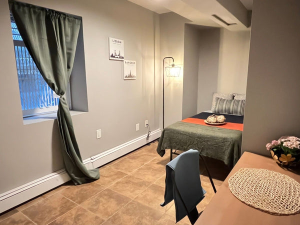 This apartment is located ground floor and it is 2-3min from subway 
