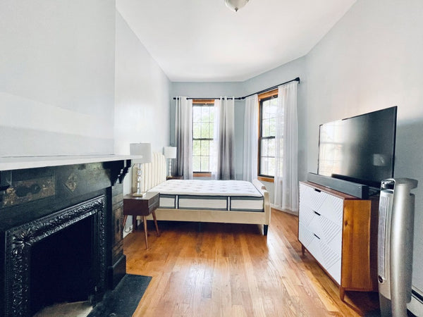 HUGE Furnished room, 170 sq ft size, tons of light, 2 windows, new hardwood floo New York, NY Serviced apartment in Brooklyn · 1 bedroom · 1 bed · 1 shared bath Private room in serviced apartment vacation rental 51321125