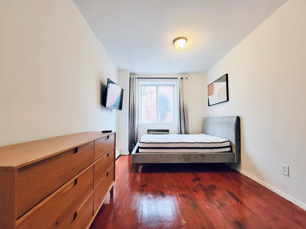 Bright bedroom with high ceiling in prime Clinton Hill / Prime Bedstuy, right on New York, NY Serviced apartment in Brooklyn · 1 bedroom · 1 bed · 2 shared baths Private room in serviced apartment vacation rental 590106698688286408