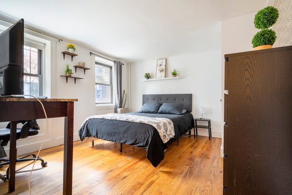 Spacious master room in a 3 bedroom apartment.<br />420 & CAT FRIENDLY IS A MUST New York, NY Rental unit in Brooklyn · ★4.81 · 1 bedroom · 1 bed · 1 shared bath Private room in rental unit vacation rental 660042195395876548