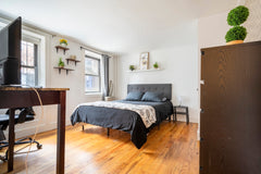 Spacious master room in a 3 bedroom apartment.<br />420 & CAT FRIENDLY IS A MUST New York, NY Rental unit in Brooklyn · ★4.81 · 1 bedroom · 1 bed · 1 shared bath Private room in rental unit vacation rental 660042195395876548