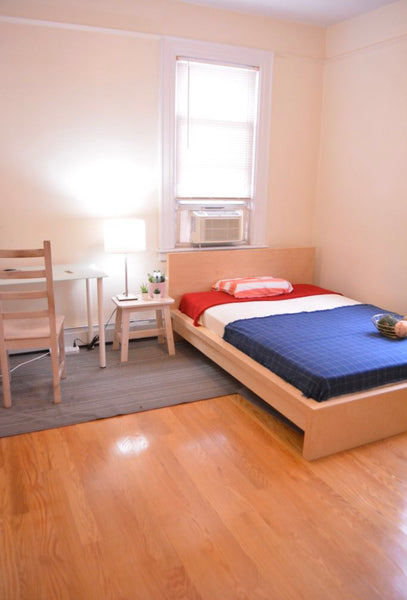 This house is located in Jackson Heights, Queens.<br />It is recommended for peo United States Townhouse in Queens · 1 bedroom · 1 bed · 1 shared bath Private room in townhouse vacation rental 44394849