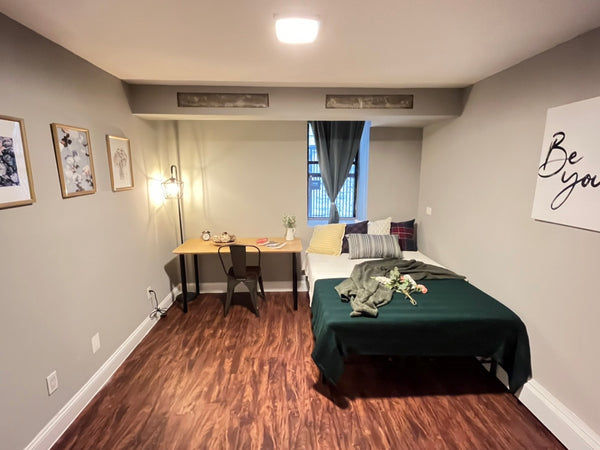 This apartment is located ground floor and it is 2-3min from subway 