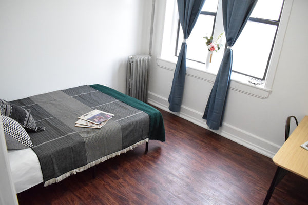This apartment is located ground floor and it is 3-4min from subway 