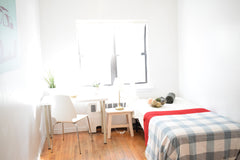 Specious one bed room just 25 mins from Manhattan.<br />Beautiful town house is  New York, United States Townhouse in Queens · 1 bedroom · 1 bed · 1 shared bath Private room in townhouse vacation rental 40825964