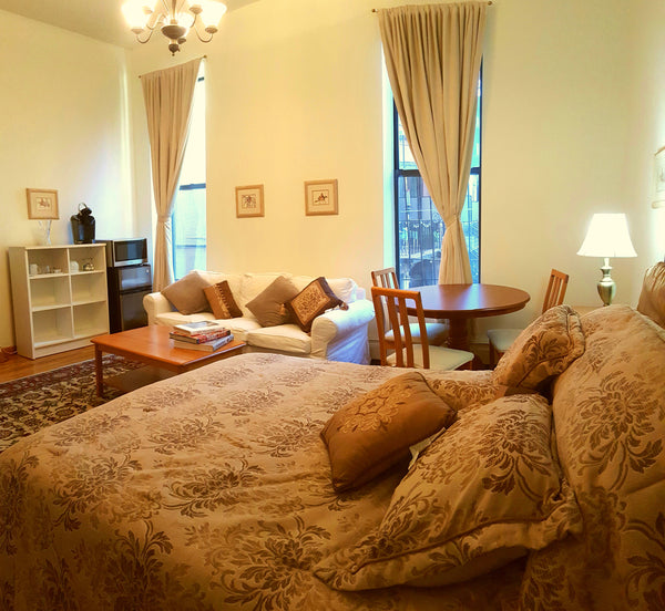 Tastefully decorated lavish 280 square foot room with impressive high ceilings a New York, NY Rental unit in New York · ★4.98 · 1 bedroom · 1 bed · 1 shared bath Private room in rental unit vacation rental 29804246