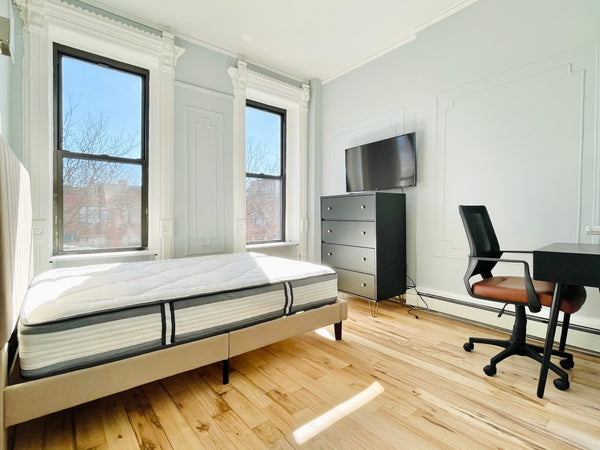 - Furnished room, tons of natural light, new hardwood floor, in a 4 bedroom, rec New York, NY Serviced apartment in Brooklyn · 1 bedroom · 1 bed · 1 shared bath Private room in serviced apartment vacation rental 53106404