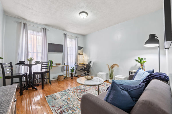 Discover the perfect blend of comfort and convenience in this cozy one-bedroom a  Rental unit in New York · ★4.50 · 1 bedroom · 1 bed · 1 bath Entire rental unit vacation rental 979703171174611206