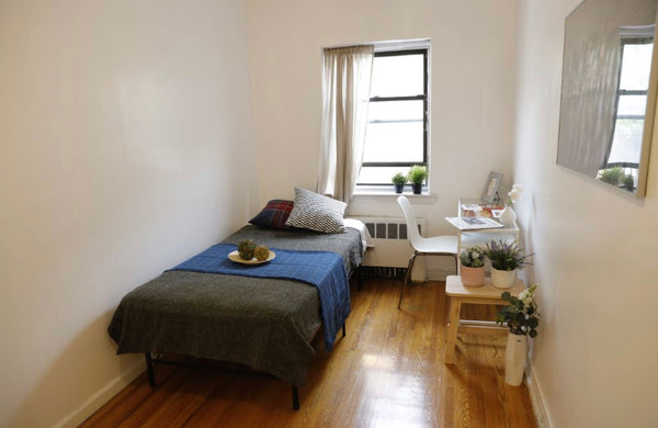 This house is located in Sunnyside, Queens.<br /><br />Your room is on 2nd floor  Townhouse in Queens · 1 bedroom · 1 bed · 1 shared bath Private room in townhouse vacation rental 48149133