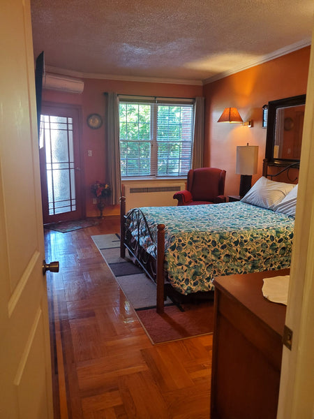 Forget your worries in this spacious, serene, peaceful unit on the second floor   Home in Brooklyn · 1 bedroom · 1 bed · 1 private bath Private room in home vacation rental 711445668309947818