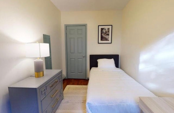 I will rent a cozy bright room, there is everything you need for life. Small bed  Rental unit in Brooklyn · 1 bedroom · 1 bed · 1 bath Private room in rental unit vacation rental 877582036495470050