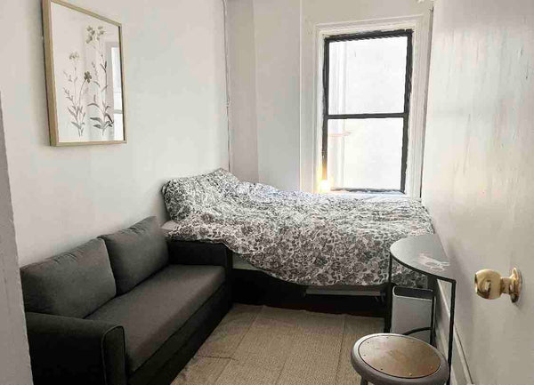 Come stay in the city. Where everything is accessible, trains are 10 mins away.  New York, NY Rental unit in New York · ★4.80 · 1 bedroom · 1 bed · 1 shared bath Private room in rental unit vacation rental 594978227209109001