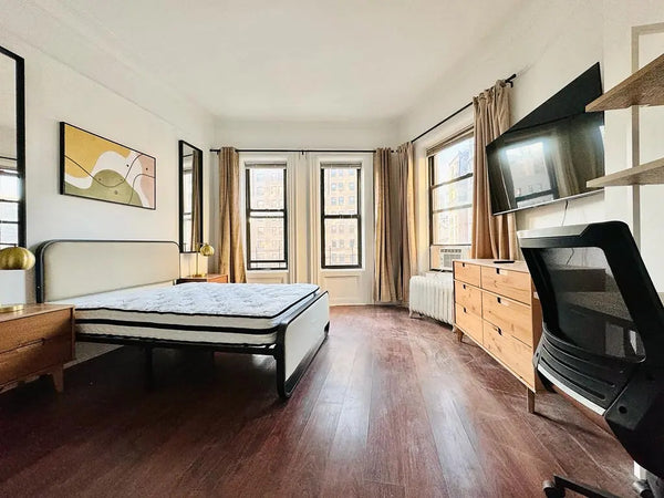 Bright bedroom in Upper West side Manhattan, 156 sq ft size. Room has a HD TV, d New York, NY Rental unit in New York · 4 bedrooms · 1 bed · 2 shared baths Private room in rental unit vacation rental 1019262892323702903