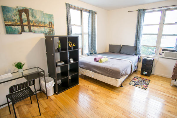 ***NO INSTANT BOOKING! MESSAGE BEFORE BOOKING!***<br />Located right on Grand Co New York, NY Rental unit in The Bronx · ★4.87 · 1 bedroom · 1 bed · 1 shared bath Private room in rental unit vacation rental 761910497248900827