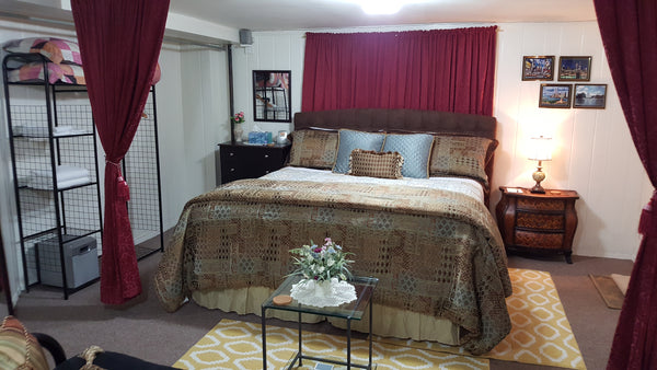 comfortable studio apt with, one king size bed, sofa bed 2 persons can sleep com New York, NY Tiny home in Brooklyn · ★4.93 · 2 beds · 1 bath Tiny home vacation rental 20970822
