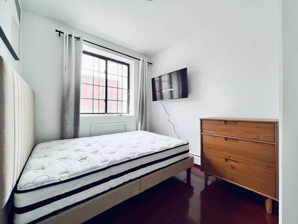 Bright bedroom with high ceiling in prime Clinton Hill / Prime Bedstuy, right on New York, NY Serviced apartment in Brooklyn · 1 bedroom · 1 bed · 2 shared baths Private room in serviced apartment vacation rental 590126936263587927