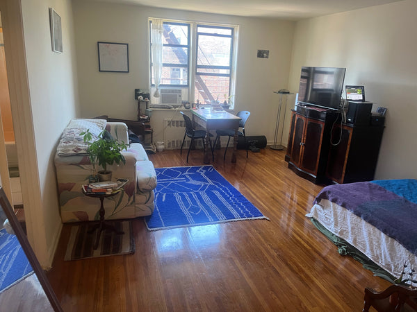 A large, spacious studio with plenty of natural light 2 minutes from the 7,F,E,M New York, NY Rental unit in Queens · Studio · 1 bed · 1 bath Entire rental unit vacation rental 894895539253222296