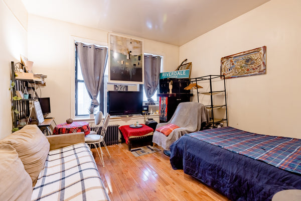 Salut! Spacious & conveniently located, this XL 1 br apartment in quiet, safe &  New York, NY Rental unit in Brooklyn  · ★4.70 · Studio · 2 beds · 1 shared bath Private room in rental unit vacation rental 21982333