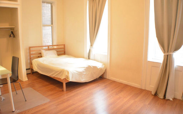 This house is located in a safe and residential area ,Woodside. ！<br /><br />As  United States Townhouse in Queens · 1 bedroom · 1 shared bath Private room in townhouse vacation rental 42693963