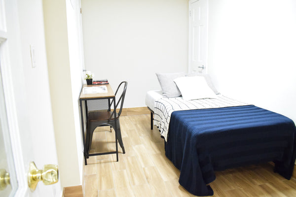 This apartment is located ground floor and it is 3-4min from subway 
