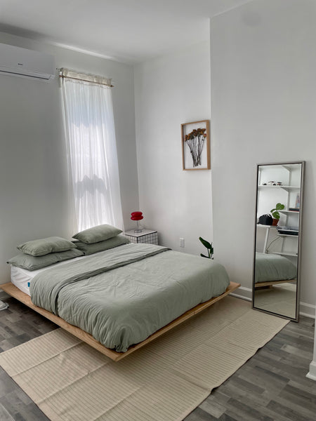 Private room with a queen-sized bed on the first level of a newly renovated town New York, NY Townhouse in Brooklyn · ★4.33 · 1 bedroom · 1 bed · 1 shared bath Private room in townhouse vacation rental 906075163820500412