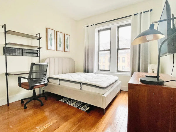 Bright bedroom with high ceiling in prime Crown Heights, right by Franklin Ave.  New York, NY Rental unit in Brooklyn · 4 bedrooms · 1 bed · 1 shared bath Private room in rental unit vacation rental 48982479