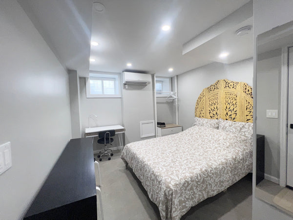 Enjoy this stylish simple living experience, located smack in the middle of Junc New York, NY Townhouse in Brooklyn · ★4.85 · 1 bedroom · 1 bed · 1 private bath Private room in townhouse vacation rental 656572443194920483