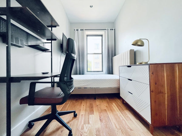 Bright bedroom with high ceiling in prime Clinton Hill / Prime Bedstuy, right on New York, NY Serviced apartment in Brooklyn · 1 bedroom · 1 bed · 1 shared bath Private room in serviced apartment vacation rental 52500546