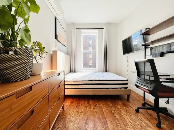 Bright bedroom with high ceiling in Prime Bedstuy, right on Putnam Ave and Nostr New York, NY Rental unit in Brooklyn · 4 bedrooms · 1 bed · 2 shared baths Private room in rental unit vacation rental 830017168506351453